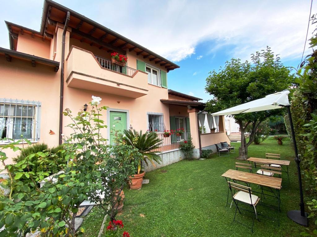 La Madonnina Bed & Breakfast Querceta Eksteriør bilde
