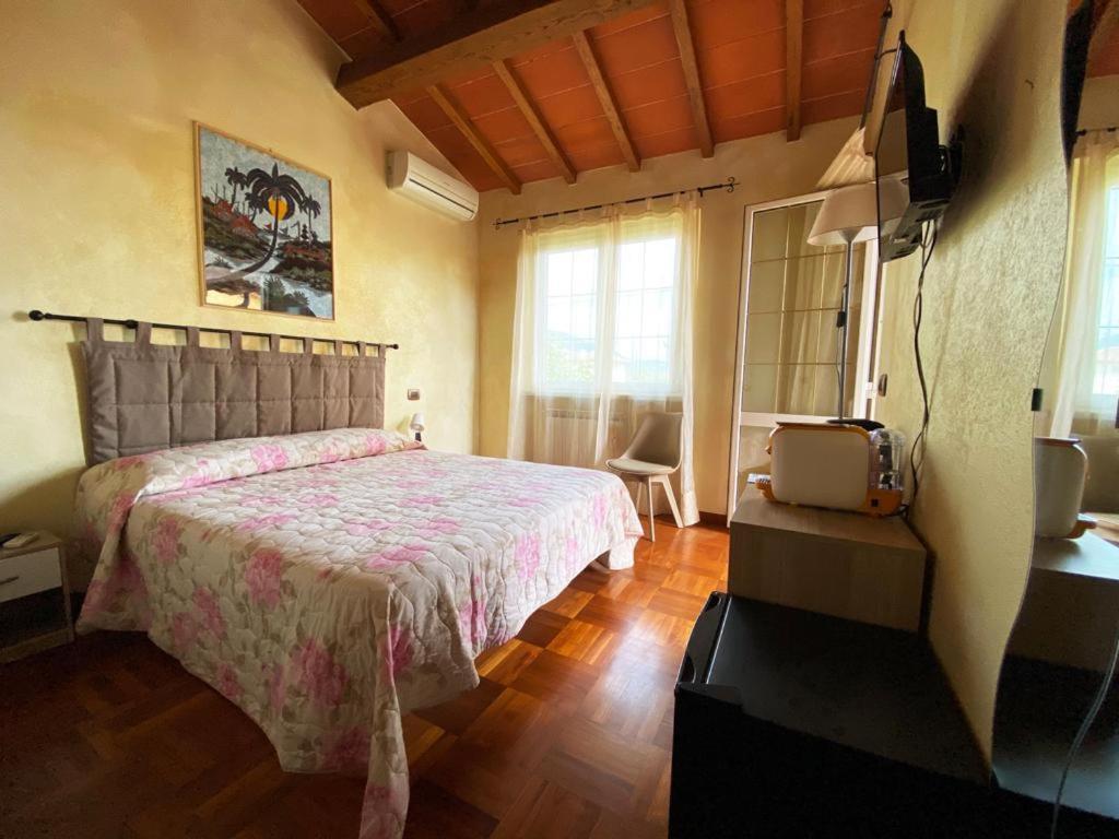 La Madonnina Bed & Breakfast Querceta Eksteriør bilde